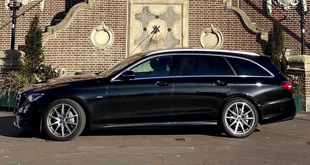 Mercedes taxi van AMS Taxi Schiphol — vaste prijs van Haarlem naar Schiphol