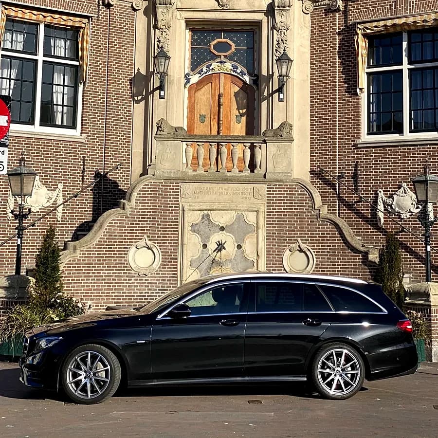 Mercedes E-klasse Estate bij Raadhuis