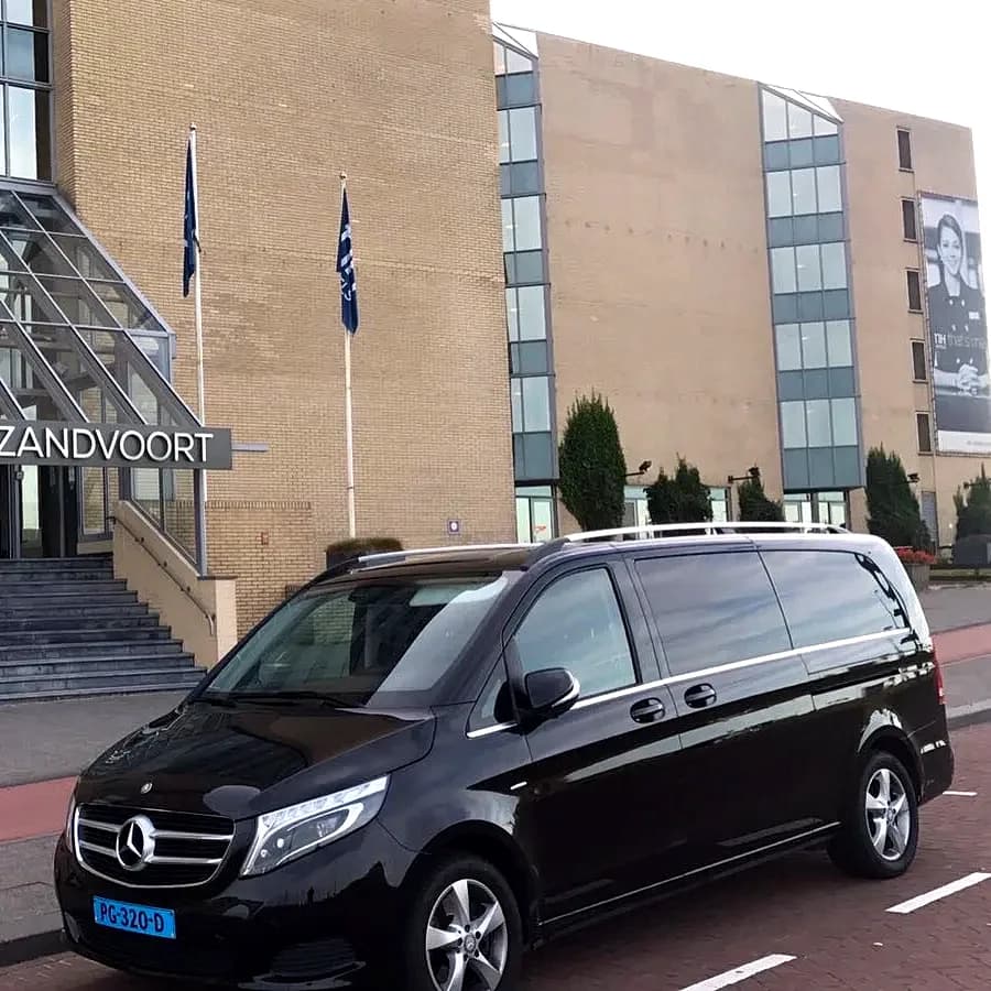 Mercedes V-klasse bij NH Zandvoort